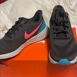 Nike Women's Black and Pink Athletic Shoes